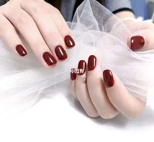 秋冬显白美甲车厘子红深红色单色美甲