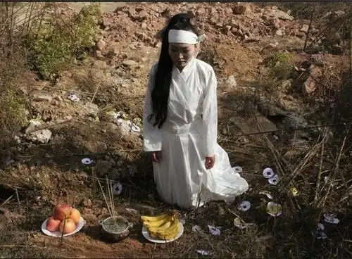 儿媳清明烧纸被吓坏,老母死前未见儿子死不瞑目!