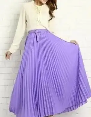 淡紫色与白色相搭:淡紫色可以与白色的衣服相搭配,这样穿可以穿出梦幻