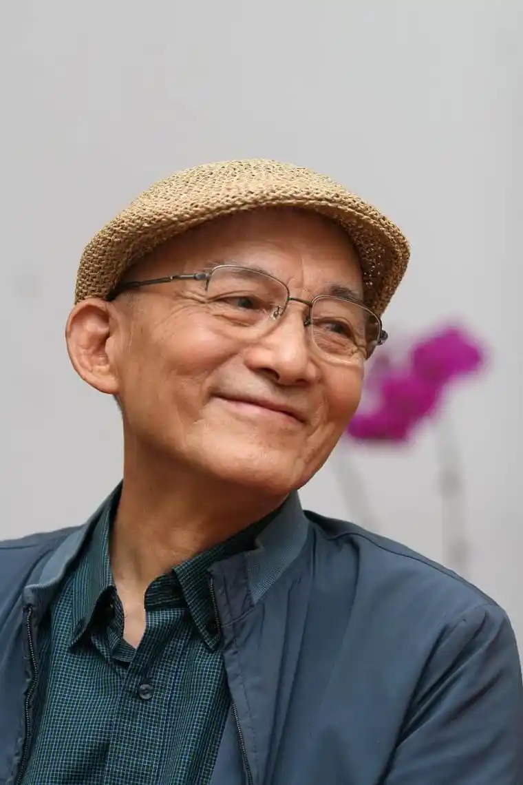 游本昌年轻时照片风靡网络:颜值超群,演技备受期待 近期,一组游本昌