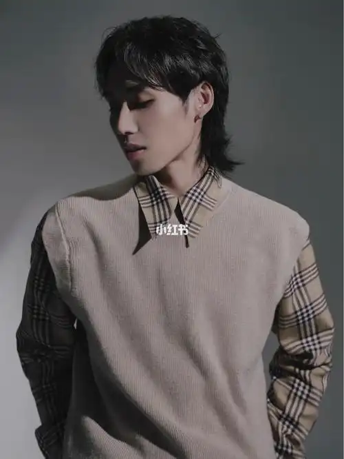 留了半年的狼尾|男士日常发型参考|男长发_发型_长发_男士发型_卷发棒