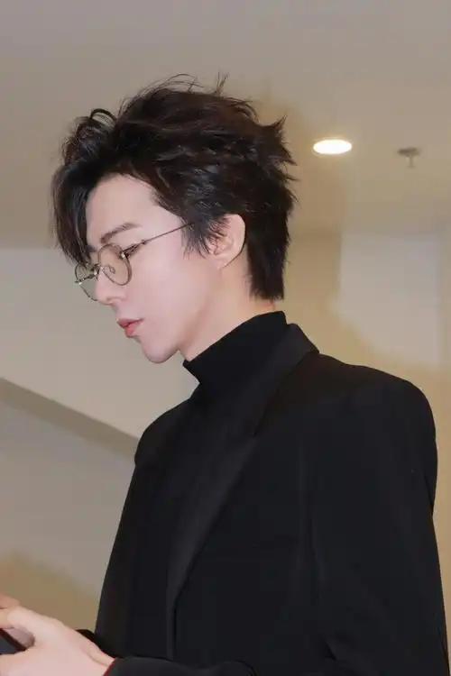 刘宇宁 大佬叉腰