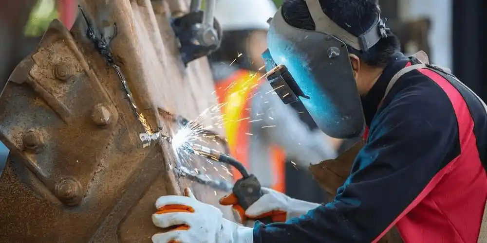 岗位三招二保焊工,九个小时,熟练以后任务量做完下班,免费管中午一餐