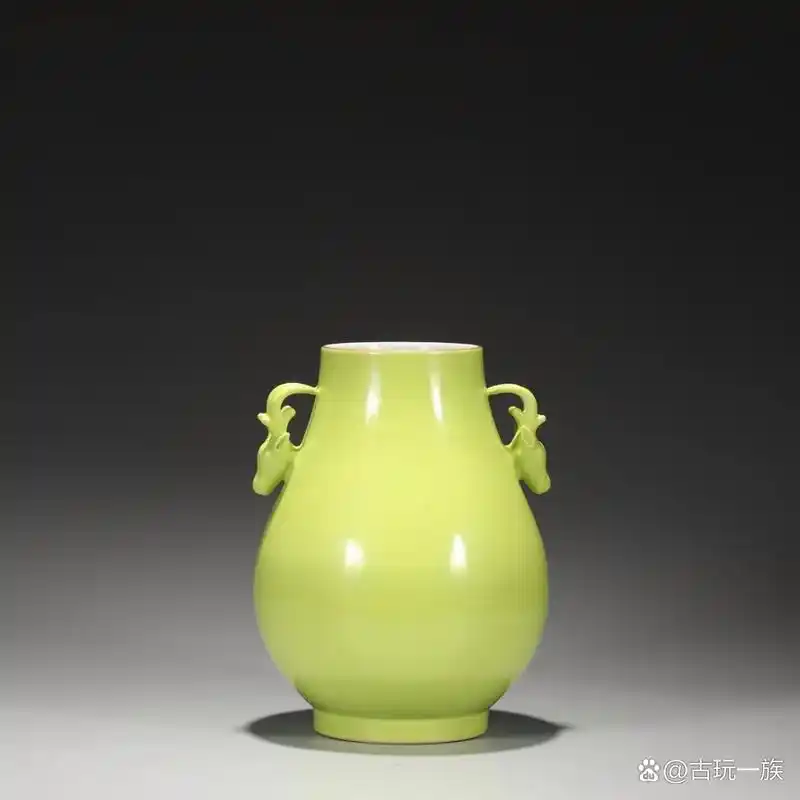 旧藏 清 雍正苹果绿釉羊头尊瓶 尺寸:高28公分 肚径20.5公分
