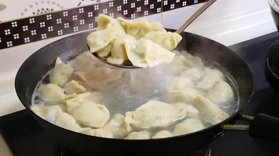 煮饺子时切记不可直接下锅多加这1步饺子鲜香不破皮