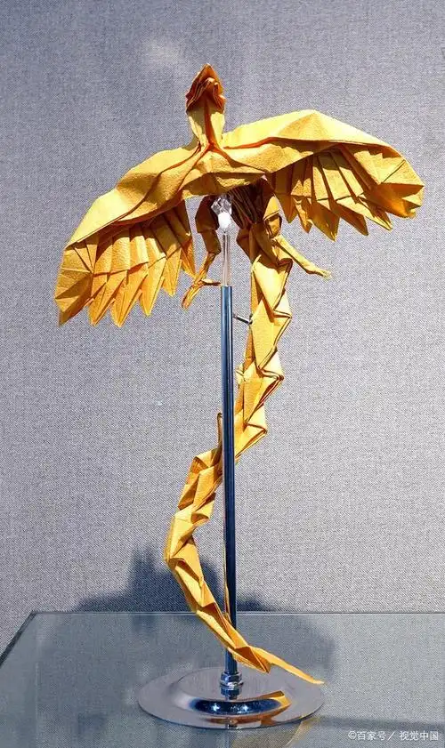 折纸凤凰是一项复杂而美丽的折纸艺术,尽管有一定难度,但您可以按照