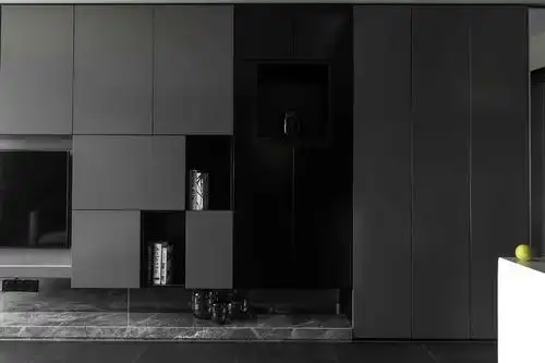 深灰色大理石台面,深灰色木饰墙面.