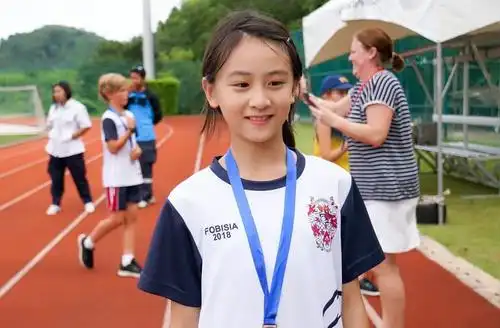 田亮女儿"整容式长大",11岁森碟长腿惊人,气质好到不敢认