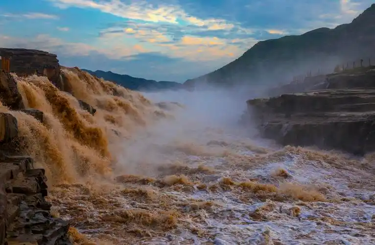 陕西黄河壶口瀑布迎来最佳观赏季_激流