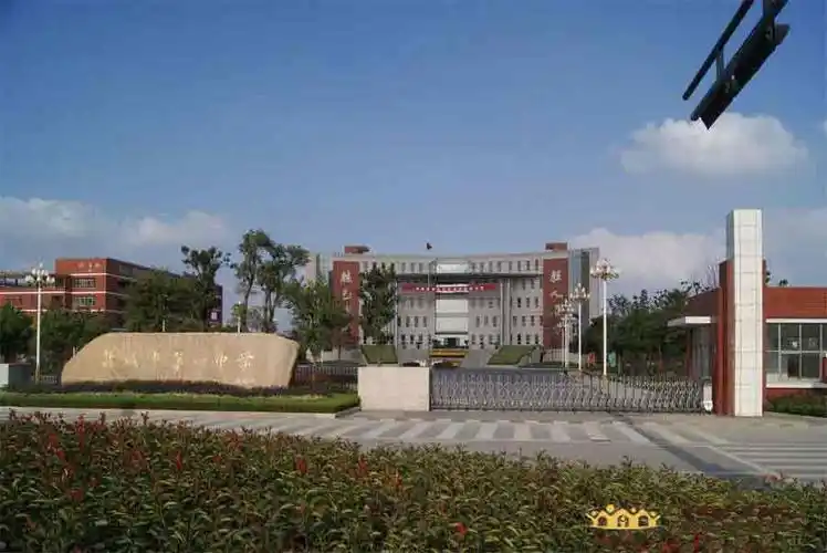 紧靠南一中西侧精致2.5室大套房拎包就住1300元的租金