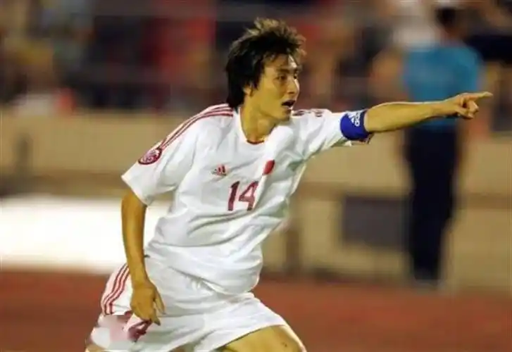 24岁担任国足队长,29岁却被国足封杀,国产悍将被足协给耽误了_李玮锋