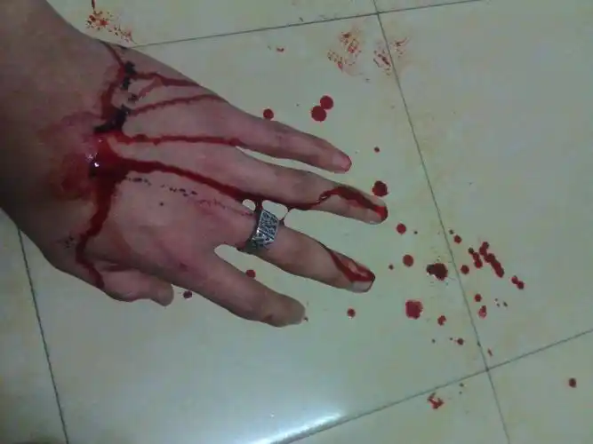 为了挽回快四年的感情,我跪地求她,菜刀割手背无数刀,我却丝毫不痛,让