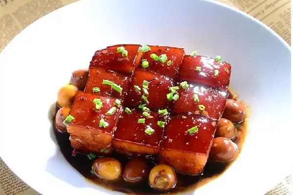 东坡肉是一道流传数百年的中国经典名菜,它以宋代著名诗人,美食家苏