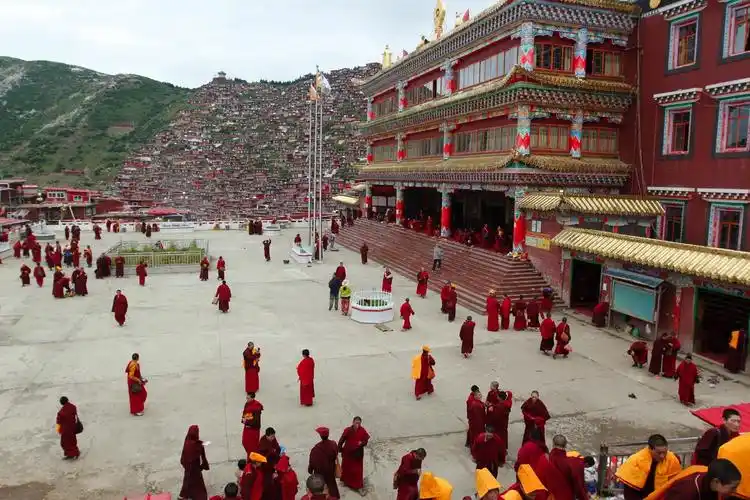 色达喇荣佛学院的门匾竟然上少了一个字这个怎么看都有点奇怪