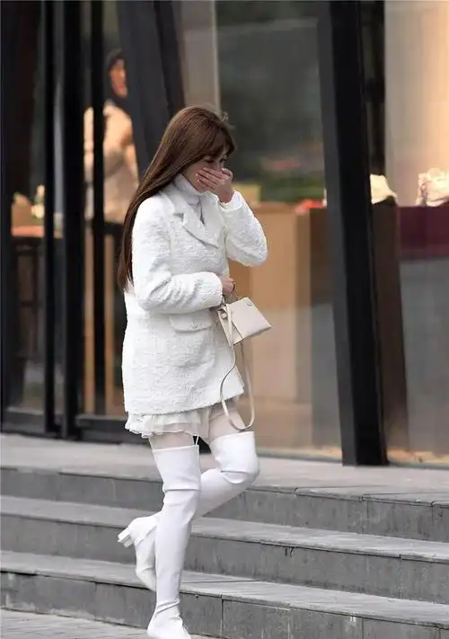 白色粗跟过膝靴,搭配白色丝袜,毛衣和外套都是白色的|长靴|穿搭_网易