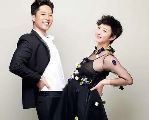 图凌潇肃儿子图片活泼可爱俩父子眼神一模一样