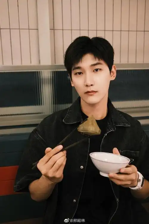 邢昭林分享辣条味的粽子这口味简直不要太怪了