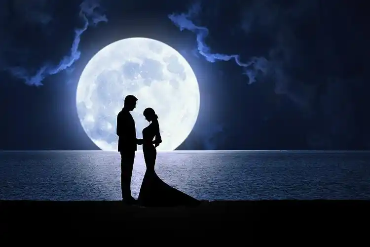 月亮下比心图片素材