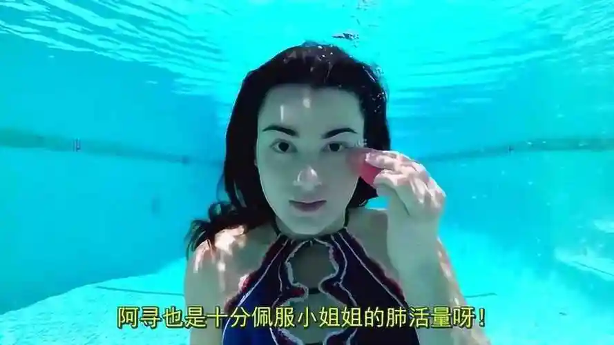 美女憋气在游泳池中化妆出水的那一刻美呆了