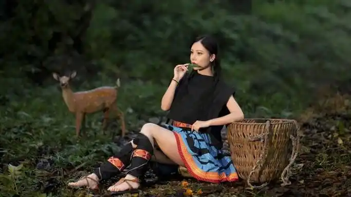 崇尚自然时,纯真君可知.瑶族服饰真奇异,女儿杉褂谁能比.