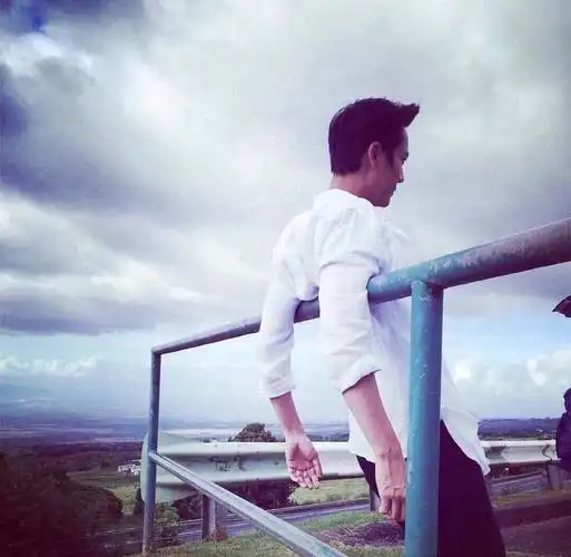 白衬衫男神陈伟霆简单白衬衫搭出百变风格