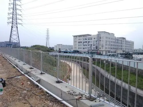 5#挡墙护栏安装