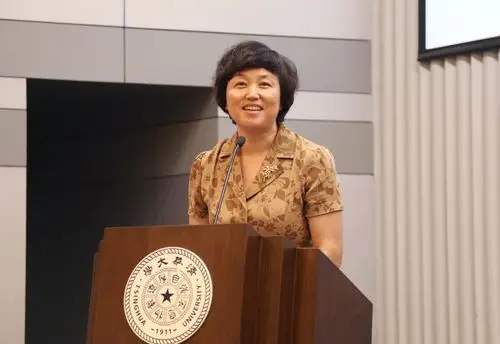 清华大学举行2014年国防定向生毕业典礼暨赴军队单位工作毕业生出征