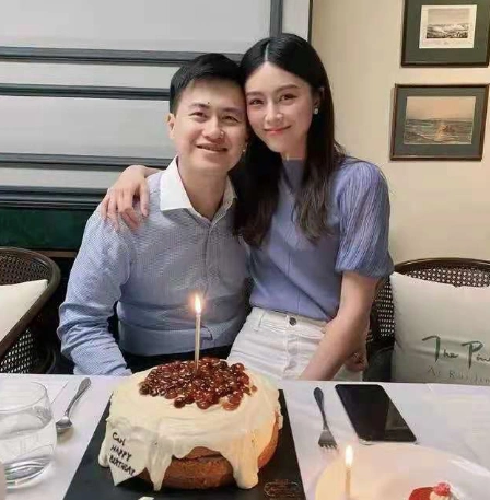 文咏珊和老公约会,吴启楠穿布鞋配白t恤,夫妻俩独自玩手机也唯美