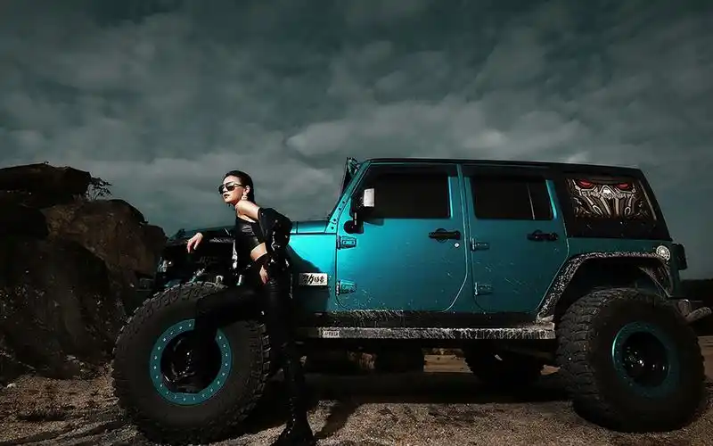 皮衣美女越野车图片-美女壁纸 - 壁纸之家