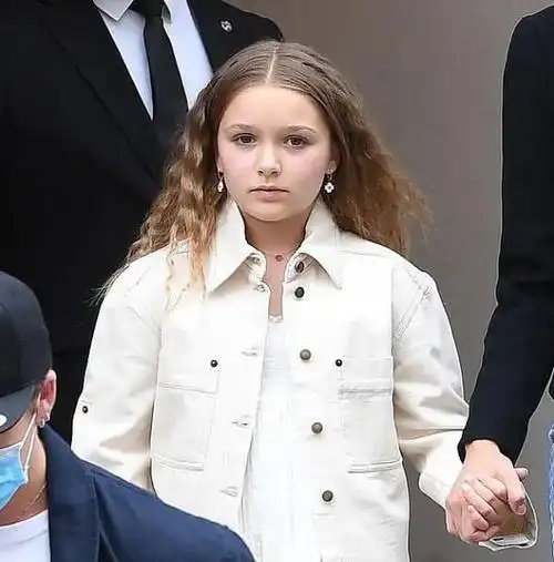 小七长大了贝克汉姆晒女儿近照淑女模样显成熟毫无当年孩子气