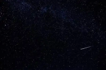 幽暗背景幽暗的星空与坠落的星星和银河系照片