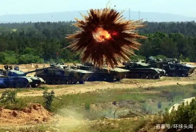 图为演习场上我合成旅装甲部队释放烟雾弹.