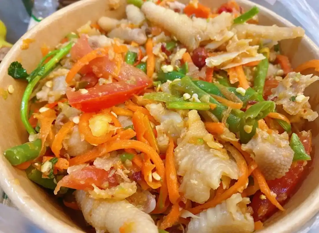 云南味|酸辣上瘾舂鸡脚 在云南,万物皆可凉拌,而凉拌菜中,用舂桶舂