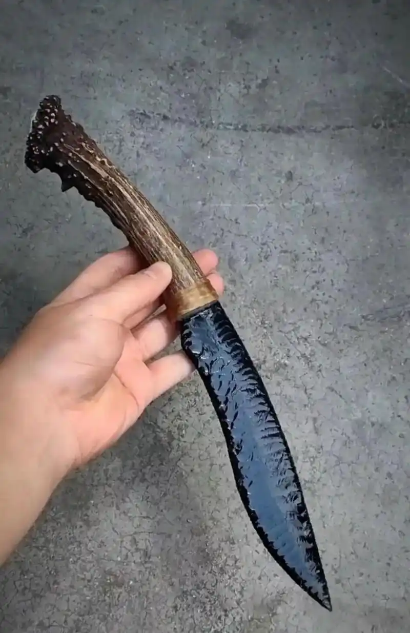 网友:黑曜石做成的匕首,物理伤害不太高,听说有"魔法伤害"