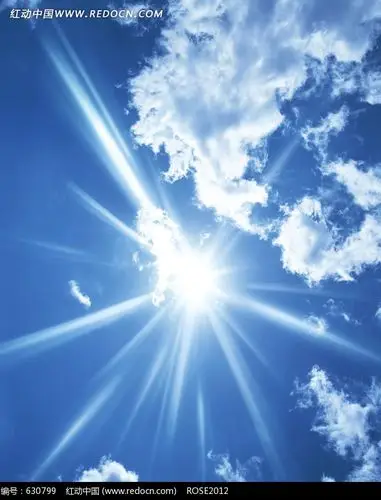 天空中发出强烈光芒的太阳