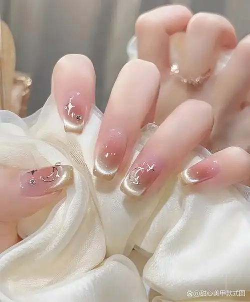 冰透感猫眼美甲,无疑是2024年最火爆的款式之一,它的美丽与独特,绝对