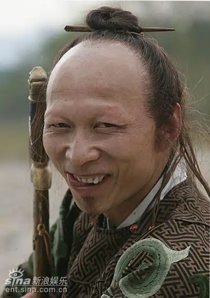 一个很丑的男演员 一般戴个帽子 演过抗战片 当汉奸的 拿个破帽子给