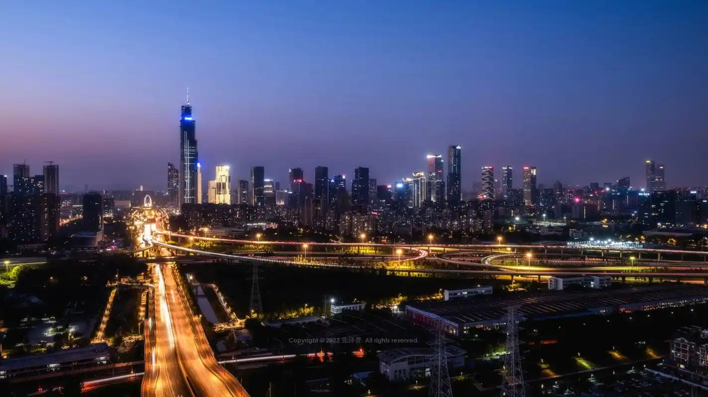 南京眼步行桥;右侧为金鹰世界;近处为油坊桥以及沪蓉高速;夜景左下角