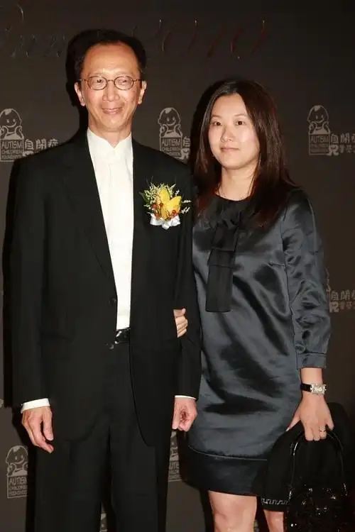 伏明霞带老公出门同穿黑色造型高级有气场看不出26岁年纪差