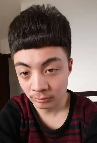 锅盖头适合哪些脸型男生 帅气有型的短头发示范