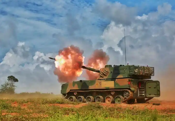 07a122mm榴弹炮开火瞬间