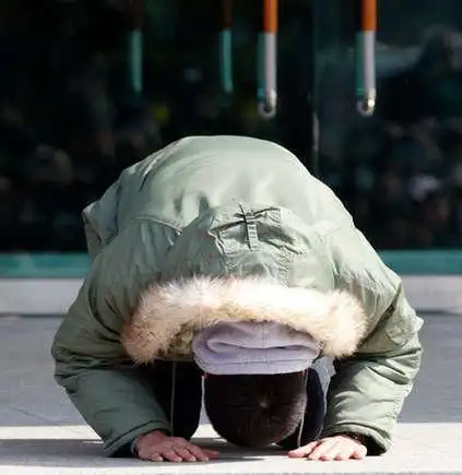 何炅下跪章子怡"被跪" 盘点明星下跪感人瞬间(组图)