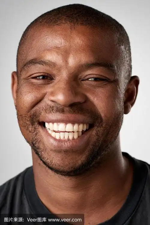 微笑的非洲人的肖像