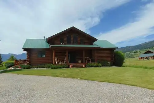 is on the north shores of henrys lake - island park的小木屋