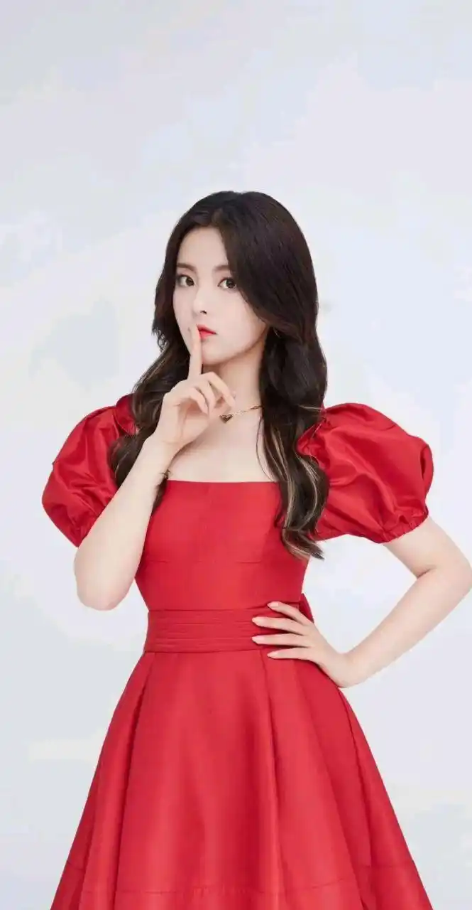 杨超越红色公主裙造型甜美可爱#甜系女孩# #每日明星美图# #百家号