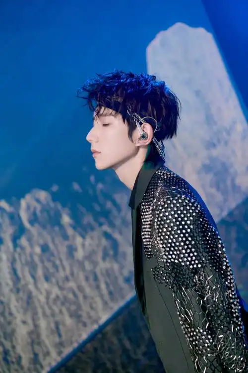 王源新发色正脸照