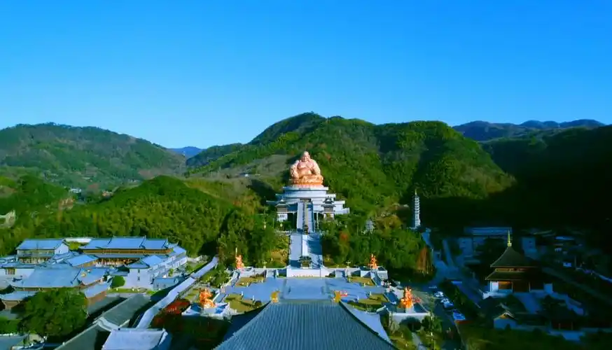 雪窦山位于浙江省宁波市奉化区溪口镇西北为四明山支脉的最高峰-度小