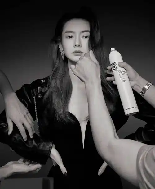 戚薇杂志造型酷炫霸气,宽大西装有型帅气,展现时髦自然范儿_时尚_照片