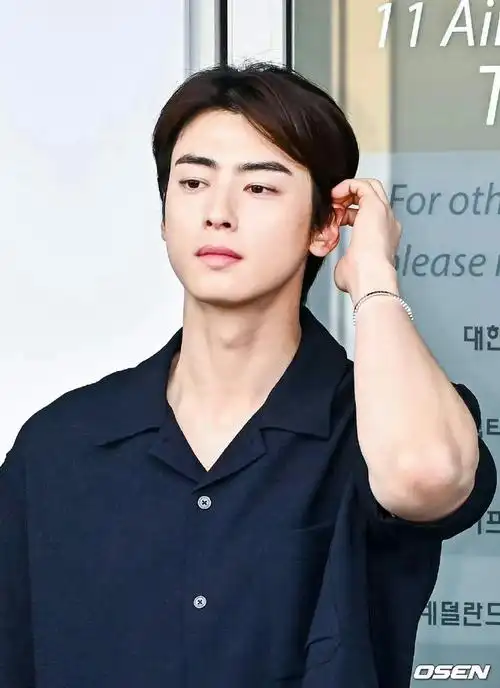 车银优肿么了#状态还行呀,就是这发型加上这穿搭显得有点疲惫～机场