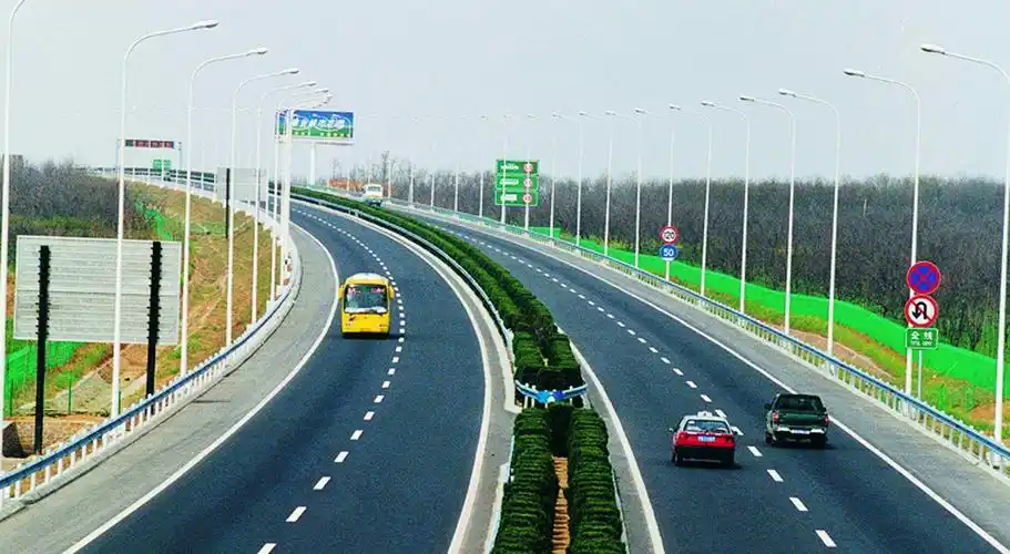 在高速公路行驶时,一定要注意这5点,让自己开车更加安全